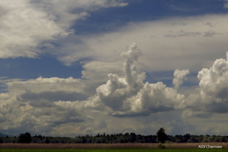 Wolkenformationen im Grabenstätter Moos