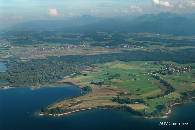 Aus der Luft erkennt man das alte Delta (Vordergrund) mit
dem landwirtschaftlich genutzten Hinterland. <br />
Foto: Johann Zimmermann Achenspitz.jpg
