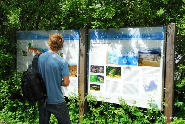Naturinformationstafeln Irschener Winkel
Neben der Vogeltafel am Beobachtungsturm befinden sich in unmittelbarar Nähe diese beiden Informationstafeln.
Zwei gleiche Tafeln sind auch am Chiemseerundweg in Esbaum vorhanden.
Mit einem Klick! zum Download der Natur- & heimatkundlichen Informationstafeln
IW - Station Irschener Winkel
Foto: Maximilian Fischer
NatBeo-mf-Tafeln_IW-MSC_3023-640pix.jpg