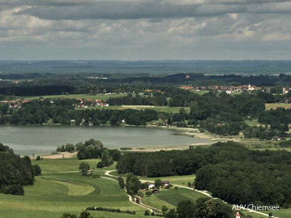 Blick von der Ratzinger Höhe zum Simssee