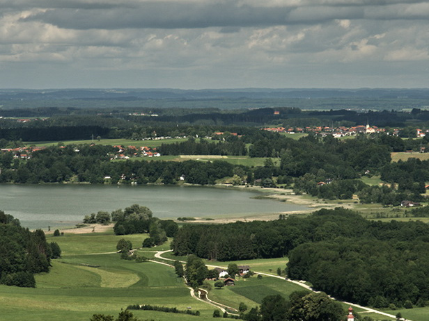 Blick von der Ratzinger Höhe zum Simssee
