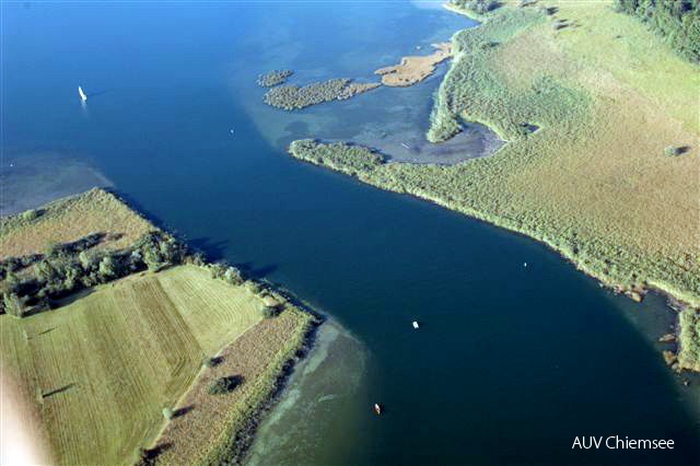 Eine immer mehr verlandende schmale Durchfahrt verbindet den Schafwaschener Winkel mit dem offenen See.<br />
Foto: Michael Lohmann, 23.09.2006 Chs-Luftb-ml-DSC_1705-Rinngang-optim.jpg