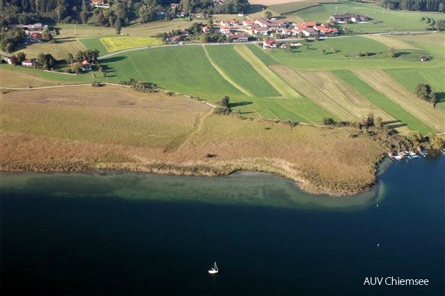 Das kleine Dörfchen liegt "hoch" über dem See und gewährt einen unvergesslichen Blick über den See bis zu den "Loferer Steinbergen".<br />
Foto: Michael Lohmann, 23.09.2006 Chs-Luftb-ml-DSC_1709-Hochst_tt-optim.jpg