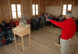 Vogelkunde in der Hütte