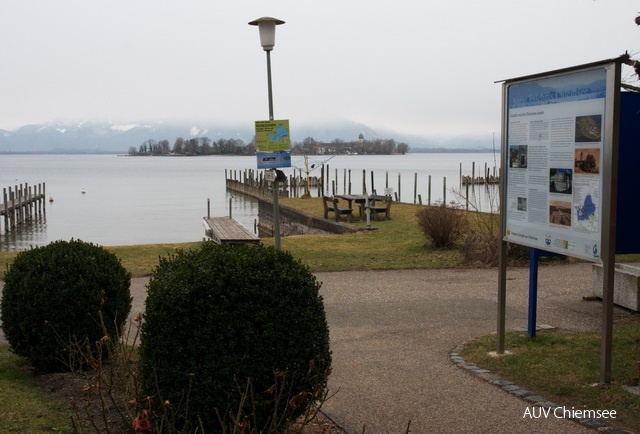 Heimatkundetafel Gstadt
Die Tafel an der Uferpromenade am Haus des Gastes gibt Auskunft über das Künstlerdorf Gstadt und das Leben auf den drei Inseln. Der einzigartige Blick von Gstadt auf die Fraueninsel ging als Motiv Nr.1 in die Geschichte der Chiemseemaler ein.
GS - Station Gstadt am Chiemsee / Foto: Johann Zimmermann NatBeo-GS-jz-TafelGS_JZI_3529.jpg