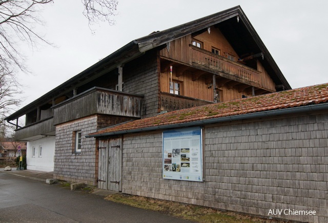 Tafel zur Chiemseefischerei
Die Informationstafel befindet sich an der Uferpromenade an der Fischerhütte in der Nähe des Dampferstegs.
CH - Station Chieming / Foto: Johann Zimmermann NatBeo-CH-jz-TafelCH_JZI_3553.jpg