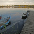 Steg mit Booten am Herbstabend