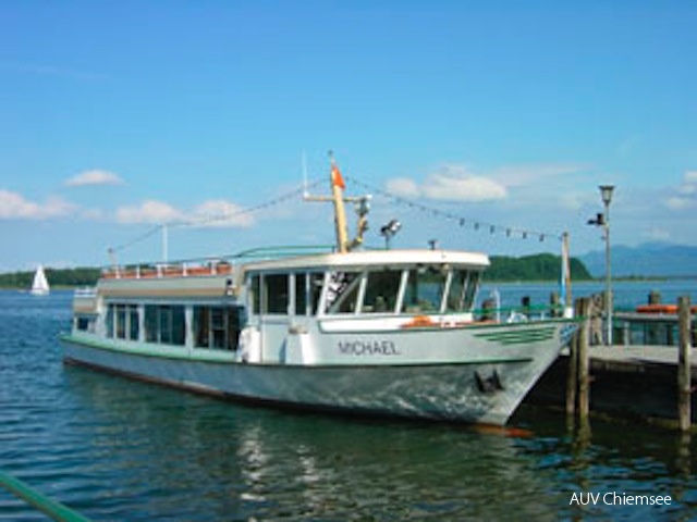<b>Chiemseer G'schichtn <br />Naturzeit - Kulturzeit - Brotzeit</b><br />
Sie fahren gemütlich über den Chiemsee, halten an manchen Stellen an und erfahren dabei Interessantes und Kurioses über Naturzusammenhänge, die Qualität des Wassers und geschichtliche Ereignisse, die den Chiemsee und seine Bewohner durch die Jahrhunderte bewegten. Letzte Station ist die idyllische Fraueninsel mit altem Kloster, malerischen Gebäuden und blumenreichen Gärten. Hier können Sie sich direkt beim Fischer eine Chiemseerenke schmecken lassen.<br />
Rückfahrt mit Linienschiffen nach freier Wahl (auch über die Herreninsel) oder Sie bleiben einfach an Bord. dnads-13_0-tour_13-300.jpg