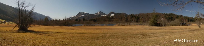 Der Bärnsee bei Aschau ist nur in der "grünlosen" Zeit einsehbar. Von dieser Stelle am Ostufer sieht man ins Priental. Es führt ein Rundweg um den See.<br />
Foto: Johann Zimmermann / 18.03.2012 AktNatBeo-120318-jz-Baernsee_pano_JZ.jpg