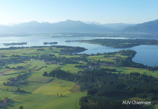 Blick auf die drei Chiemseeinseln