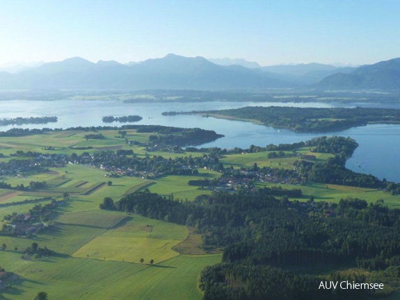 Blick auf die drei Chiemseeinseln