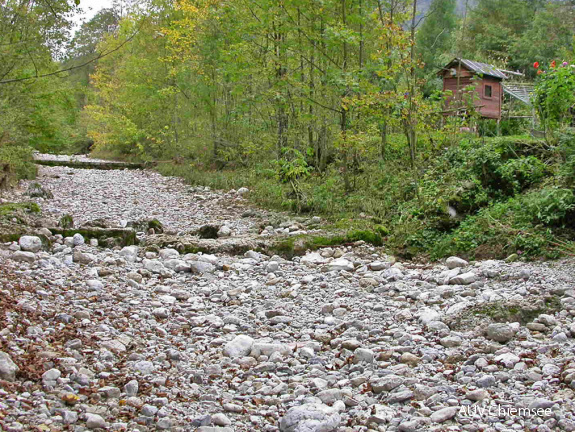 Trockenes Bachbett im Oberlauf