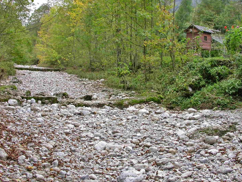 Trockenes Bachbett im Oberlauf