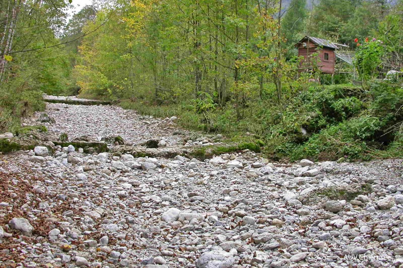 Trockenes Bachbett im Oberlauf
Zwischen Sachrang und Aschau versickert die Prien in heißen Sommern in ihrem Schotterbett und tritt erst weiter unten wieder zu Tage.
Foto: WWA Rosenheim
PM - Station Hütte an der Prienmündung PM-1_Trockenes-Bachbett-im-Oberlauf(WWARO)-1140pix.jpg