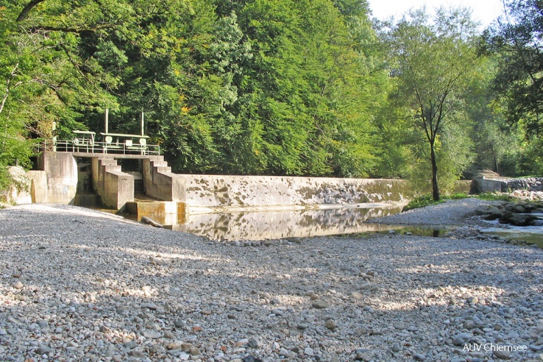 Beilhackwehr
Das über 4 m hohe Beilhackwehr bestand bis 1924 aus Holzbalken. Nach dem Hochwasser 1924 wurde das heutige Betonwehr gebaut.
Foto: Schuardt
PM - Station Hütte an der Prienmündung PM-1_Beilhackwehr(Schu)-1140pix.jpg