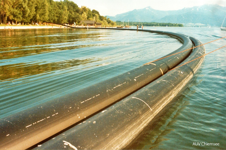 Ringkanal-Rohrleitung
Ringkanalisation vor der Absenkung auf den Grund des Chiemsees.
Foto: AZV
PM - Station Hütte an der Prienmündung PM-2_Ringkanalisation(AZV)-1140pix.jpg
