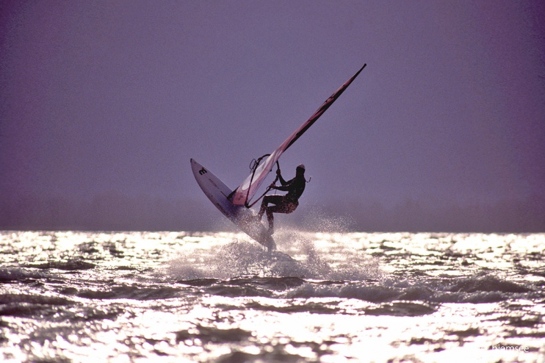 Surfer
Der Chiemsee lockt Wassersportler und Wasserratten.
Foto: Johann Zimmermann
PM - Station Hütte an der Prienmündung PM-2_Surfer(Zi)-1140pix.jpg