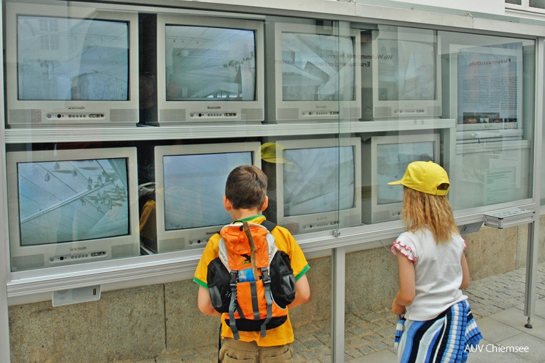 Videowand in der Fledermausausstellung
Im Königsschloss selbst (am Ausgang der Führung) befindet sich in einem Lichthof die Fledermausausstellung Herreninsel. Mittels einer Video-Übertragung vom Dachboden können die im Schloss lebenden Fledermäuse beobachtet werden. Die Ausstellung bietet außerdem Informationstafeln, Filme, nachgebaute Verstecke von Fledermäusen und viele weitere Informationen. Der Eintritt ist frei.
FA - Fledermausausstellung Herreninsel / Foto: Johann Zimmermann
HI-Fledermausausstellung-JZ_DSC0026-1140pix.jpg