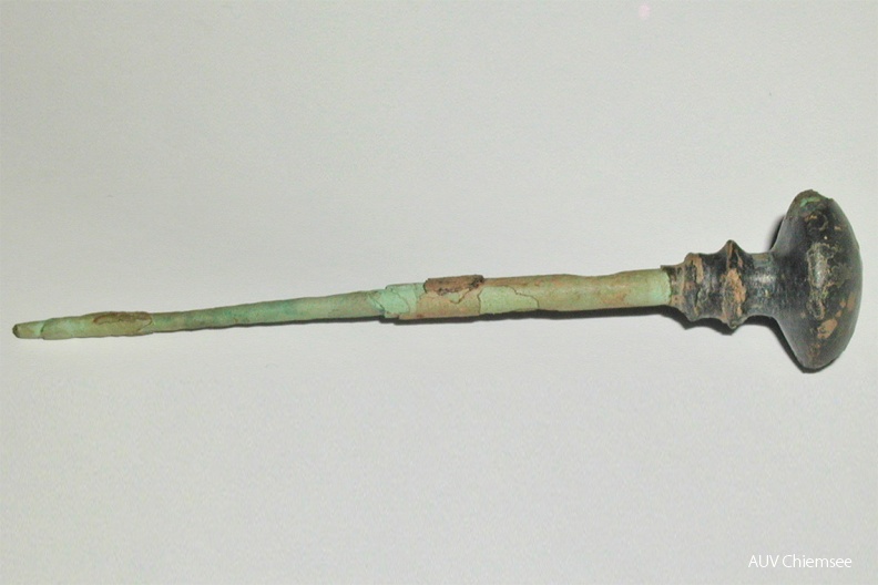 Gewandnadel aus der Bronzezeit
Gewandnadel aus der Bronzezeit um 1200 v. Chr. zum Zusammenstecken der damals noch knopflosen Kleidung.
SB - Station Seebruck / Foto: Heimathaus Chieming SB_1-Bronze_Gewandnadel(St)-1140pix.jpg