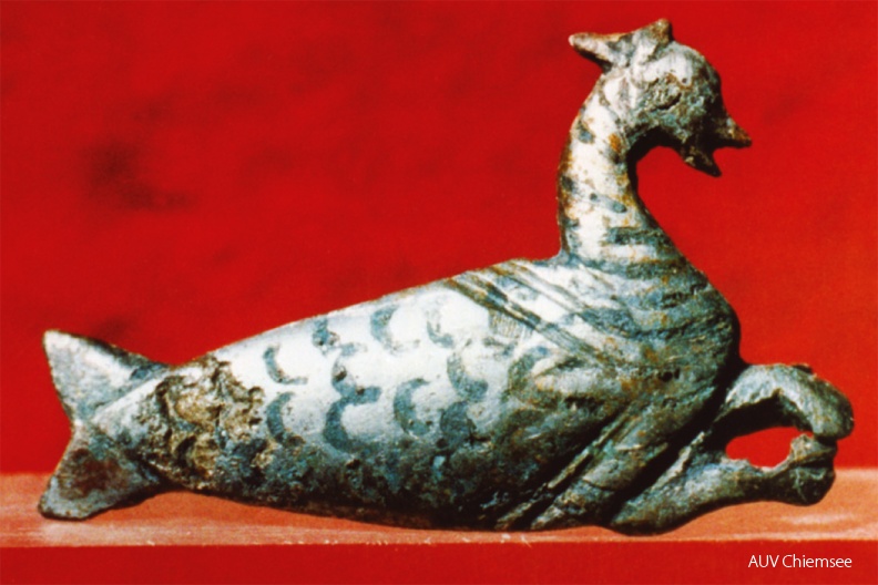 Römische Fibel (2.Jh.n.Chr.)
Römische Fibel (2.Jh.n.Chr.), Abzeichen der augusteischen Legion
SB - Station Seebruck / Foto: Bedaium-Museum Seebruck SB_1-Roemische_Fibel-1140pix.jpg