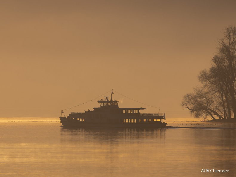 Chiemsee Schifffahrt bei Morgengrauen