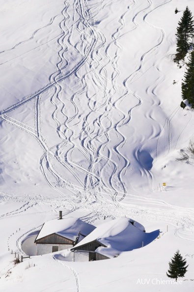 eingeschneite Oberkaseralm am Geigelstein
Mit einem Klick! zur Fotogeschichte mit weiteren Bildern
Geigelsteingebiet / 23. Januar 2020 / Foto: Johannes Almer
AktNatBeo-200123-ja-1_Geigelstein_Oberkaseralm-bearb.jpg
