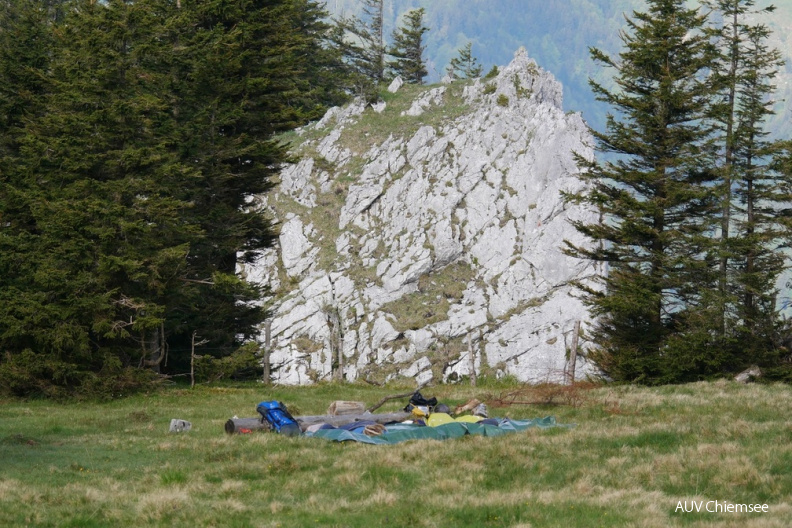 Wildcamper
Wie am See gibt es Leute, die die Natur schätzen, aber nicht achten. Diese Wildcamper mit freilaufendem Hund störten dann doch wieder die Idylle.
Mit einem Klick! zur Fotogeschichte mit weiteren Bildern
Kampenwandgebiet / 21. Mai 2020 / Foto: Johannes Almer
AktNatBeo-200521-ja-8_Wildcamper.jpg