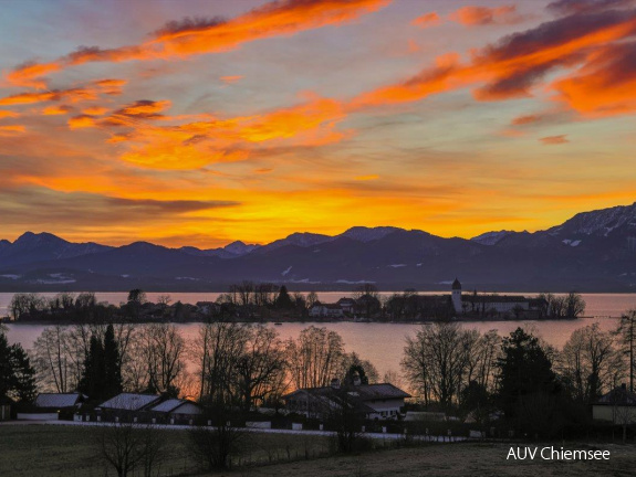 Morgenrot über der Fraueninsel