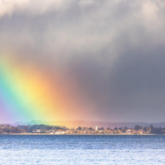 Regenbogen leuchtet über Seebruck