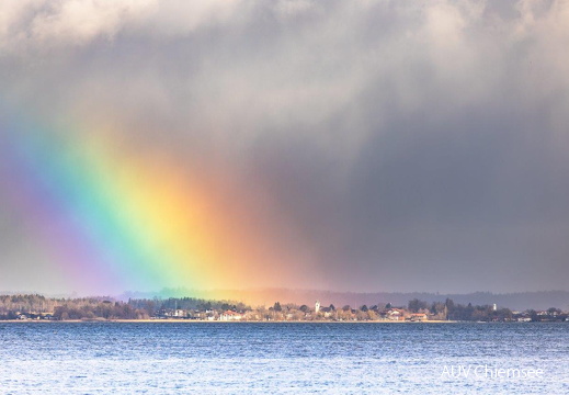 Regenbogen leuchtet über Seebruck