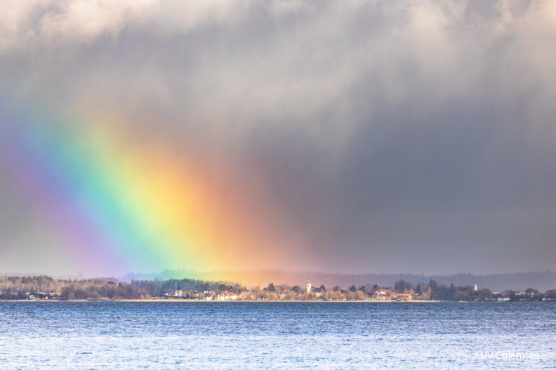 ein Regenbogen leuchtet über Seebruck
Mit einem Klick! zur Fotogeschichte mit weiteren Bildern
Beobachtungsturm Hirschauer Bucht / 12. März 2021 / Foto: Andreas Hartl
AktNatBeo-210312-ah-Regenbogen_leuchtet_ueber_Seebruck_2.jpg