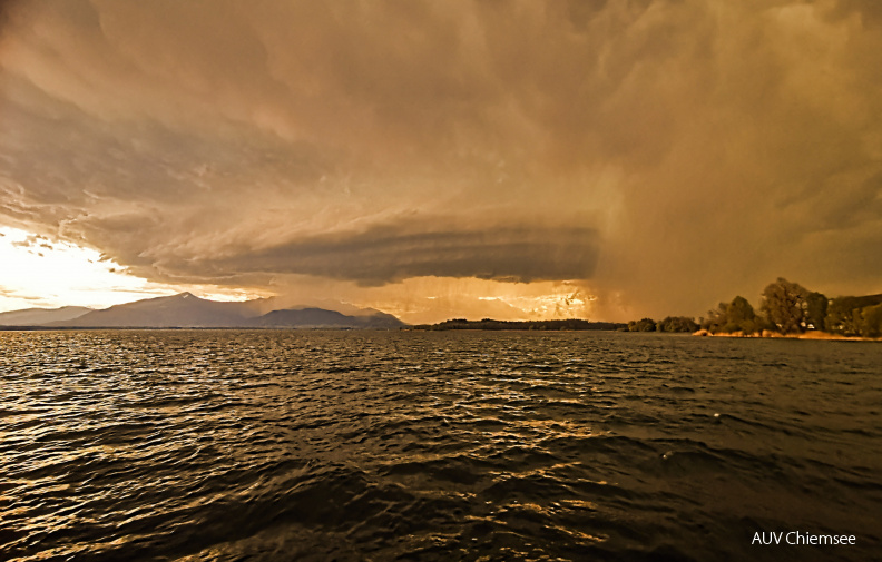 aufziehende Wetterfront über dem Chiemsee
Mit einem Klick! zur Fotogeschichte mit weiteren Bildern
Chiemsee / 30. April 2021 / Foto: Axel Löffler
AktNatBeo-210430-al-26-IMG_20210430_191008~2.jpg