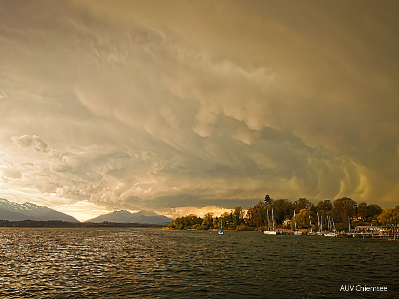 aufziehende Wetterfront über dem Chiemsee
Mit einem Klick! zur Fotogeschichte mit weiteren Bildern
Chiemsee / 30. April 2021 / Foto: Axel Löffler
AktNatBeo-210430-al-24-IMG_20210430_185947~2.jpg