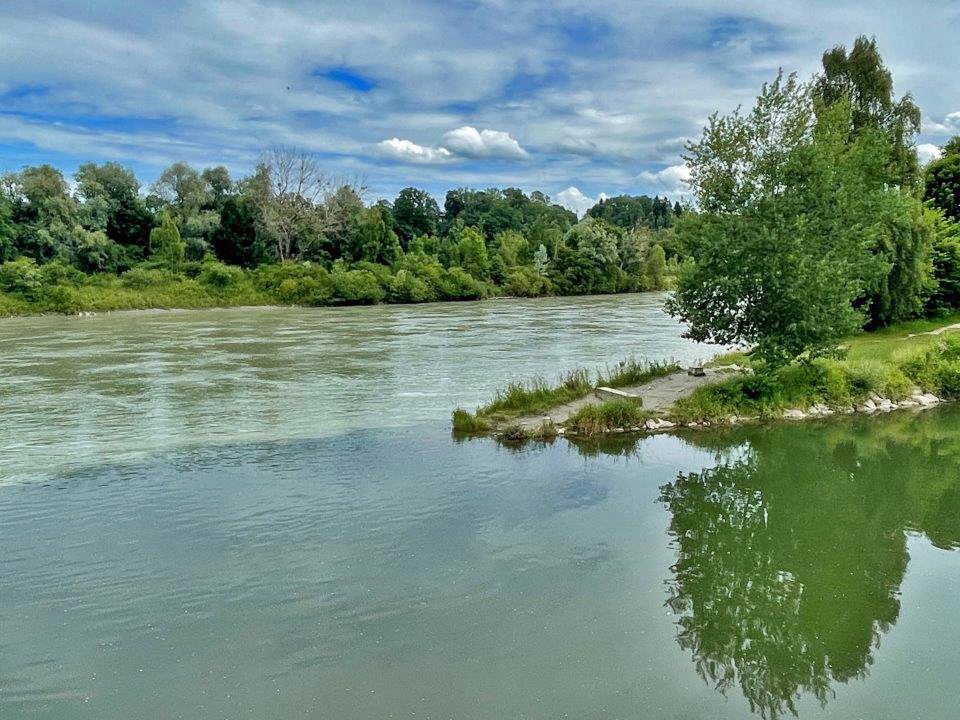 grüner Inn und dunkle Mangfall