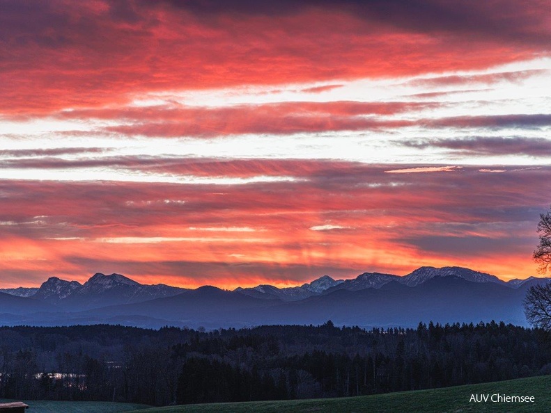 Mogenrot über dem Chiemgau