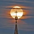 Supermond hinter Kirchturmspitze