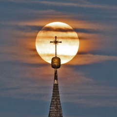 Supermond hinter Kirchturmspitze