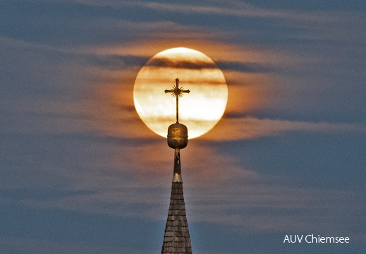 Supermond hinter Kirchturmspitze