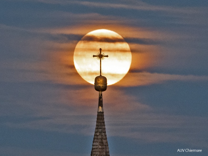Supermond hinter Kirchturmspitze