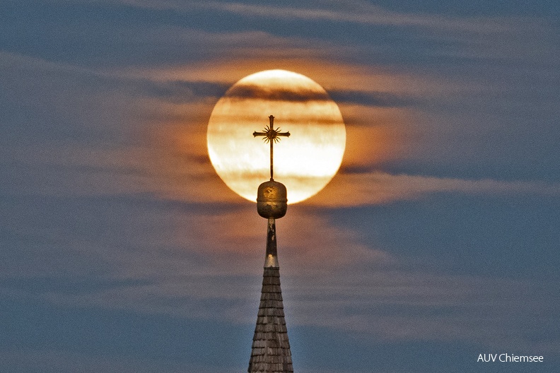 "Supermond" hinter Kirchturmspitze
Mit einem Klick! zur Fotogeschichte mit weiteren Bildern
Hittenkirchen / 17.10.2024 / Foto: Alwin Schneider
AktNatBeo-241017-sa-Supermond-von-Hittenkirchen-aus_DSC6631-1500pix.jpg