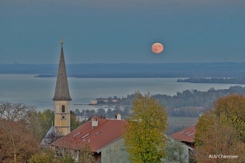 "Supermond" über dem Chiemsee
Mit einem Klick! zur Fotogeschichte mit weiteren Bildern
Hittenkirchen / 17.10.2024 / Foto: Alwin Schneider
AktNatBeo-241017-sa-Supermond-mit-Kirchturm-Hittenkirchen-aus__DSC6568-1500pix.jpg
