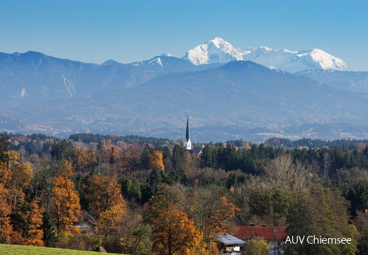Eggstätter Kirche mit Alpenpanorama