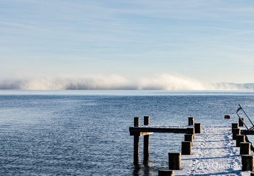 Mystische Nebelschwaden über dem See