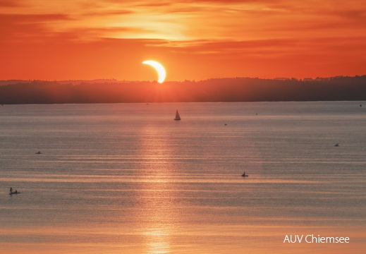 Sonnenuntergang mit noch teilweiser partieller Überdeckung
