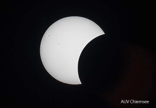 Sonne mit partieller Überdeckung und Sonnenflecken