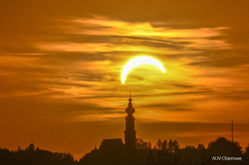 AktNatBeo-260812-sa-1-Sonnenfinsterniss im Anfangsstadium hinter Hoeselwanger Kirche.jpg